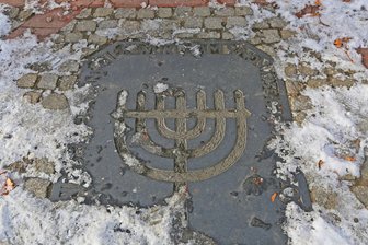 Kommentar zu Zwickaus Yad-Vashem-Bewerbung: Mut wird irgendwann belohnt - Ein Gedenkstein erinnert an die Zwickauer Synagoge, die von den Nazis 1938 niedergebrannt wurde.