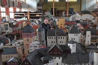 Kommentar zum Abschied des Vorsitzenden des Klein-Erzgebirge: Jetzt sind Verein und Stadt Oederan gefragt - Horst Drichelt inmitten der Modelle, die in der alten Oederaner Turnhalle gelagert sind.