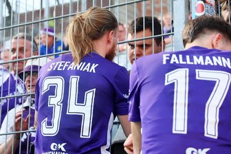 Kommentar zum Abstiegskampf des FC Erzgebirge Aue: Zusammenhalt ist gefragt - Marvin Stefaniak im Austausch mit den Fans nach der Niederlage in Essen.