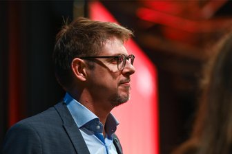 Kommentar zum Angriff auf Matthias Ecke: Einsatz für die Demokratie - jetzt erst recht! - Beim Plakateaufhängen überfallen: der SPD-Politiker Matthias Ecke.