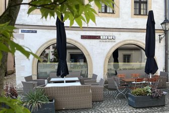 Kommentar zum Aus der „Gastrofabrik“: Bitterer Schlag für die Plauener Gastro-Szene - Nicht nur die Schirme bleiben zu: Auch die Zweibar am Altmarkt/Ecke Straßberger Straße ist nun geschlossen.