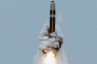 Kommentar zum Auslaufen des Atomvertrages New Start: Ein Spiegel für die neue Weltordnung - Eine atomwaffenfähige ballistische Interkontinentalrakete vom Typ Trident II D5 steigt ohne Sprengkopf von dem US-U-Boot der Ohio-Klasse „USS Maryland“ auf. Die Rakete wurde bei einem Test vor der Küste des US-Bundesstaates Florida abgefeuert.
