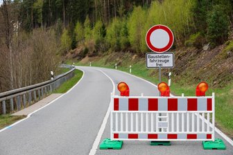 Kommentar zum Baustellen-Frust in Aue: Eine Region wird ausgebremst - Blick auf die B 283 zwischen Aue und Bockau. Seit Dienstag ist die Straße voll gesperrt - nicht die einzige Baustelle in der Region.