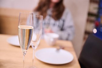Kommentar zum begleiteten Trinken: Lauterbachs richtiger Fokuswechsel von Cannabis zum Alkohol - Ein Gläschen Sekt ab 14 Jahren? Gesundheitsminister Lauterbach ist gegen das begleitete Trinken.