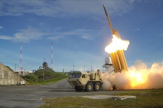 Kommentar zum Bericht über Rüstungsausgaben: Es wird nicht der letzte Rekord sein - Das US-Raketenabwehrsystem THAAD (Terminal High Altitude Area Defense) beim Abfeuern von Raketen. Weltweit sind die Ausgaben für das Militär gestiegen. An der Spitze liegen die USA.