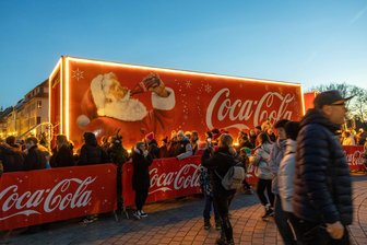 Kommentar zum Coca-Cola-Truck in Freiberg: So funktionieren Kindheitsträume - Der Coca-Cola-Truck machte auf dem Freiberger Schlossplatz Station. 17.000 Besucher kamen.