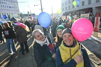 Kommentar zum Demo-Geschehen: Welche Bilder bleiben von der Kulturhauptstadt-Eröffnung? - In der Innenstadt beginnen am Nachmittag die angekündigten Demonstrationen. Hier zu sehen die Veranstaltung des DGB am Stefan-Heym-Platz.