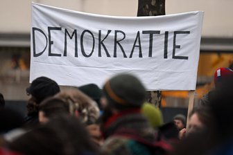 Kommentar zum Deutschland-Monitor: Studie zeigt Widersprüche - Mit dem Zustand der Demokratie sind im Westen Deutschlands mehr Menschen zufrieden als im Osten.  -