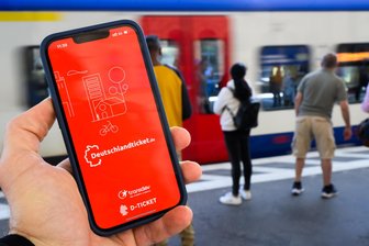 Kommentar zum Deutschlandticket: Auch die Grünen können Populismus - Das Deutschlandticket kostet derzeit 58 Euro pro Monat. Die Grünen verlangen eine Reduzierung auf 49 Euro sowie eine Preisgarantie für das Ticket.