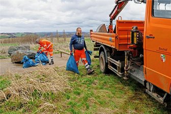 Kommentar zum Dreck-Weg-Tag in Gersdorf: Höhere Geldbußen für Müllganoven wünschenswert - Michael Ihm (vorn) und Ronny Bräuer vom Bauhof sammelten die gefüllten Müllsäcke ein. 