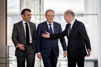 Kommentar zum Dreiergipfel von Scholz, Macron und Tusk: Es läuft nicht ganz rund - Bundeskanzler Olaf Scholz (von rechts) empfängt Polens Regierungschef Donald Tusk und Frankreichs Präsidenten Emmanuel Macron in Berlin.