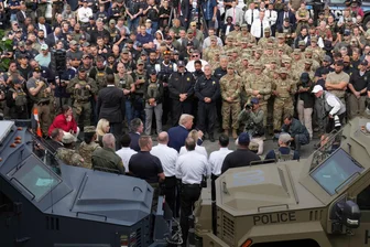 Kommentar zum Einsatz der Nationalgarde in US-Städten: Der Präsident und seine Privatarmee - US-Präsident Donald Trump (Mitte) spricht mit Mitgliedern von Strafverfolgungsbehörden und Soldaten der Nationalgarde, die in Washington zum Einsatz kommen.