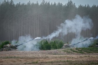 Kommentar zum Einsatz deutscher Waffen gegen Ziele in Russland: Nichts voreilig vom Tisch nehmen - Panzer-Haubitzen 2000 der Bundeswehr bei einer Nato-Übung: Soll die Ukraine mit der Waffe auch auf russisches Territorium schießen dürfen?