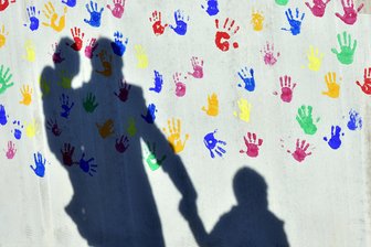 Kommentar zum Elterngeld: Teuer, aber wertvoll - Laut einer neuen Studie beziehen immer weniger Menschen in Deutschland Elterngeld.