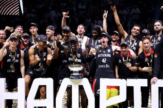 Kommentar zum EM-Titel der deutschen Basketballer: Vorbilder für alle – nicht nur im Sport - Die deutschen Basketballer während der Siegerehrung nach dem EM-Triumph im lettischen Riga.