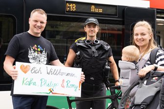 Kommentar zum „Erzperiment“: Eigene Erfahrungen statt pauschalen Urteils - Daniel Schalling (l.), Projektleiter „Erzperiment“, begleitete mit seinem Team die Berliner Familie.