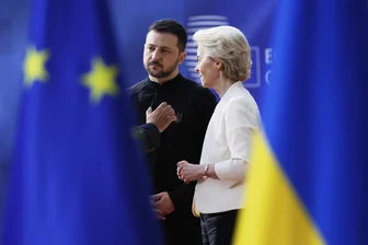 Kommentar zum EU-Sondergipfel: Die Dringlichkeit ist angekommen - Beim EU-Sondergipfel in Brüssel spricht Kommissionspräsidentin Ursula von der Leyen mit dem ukrainischen Präsidenten Wolodymyr Selenskyj.
