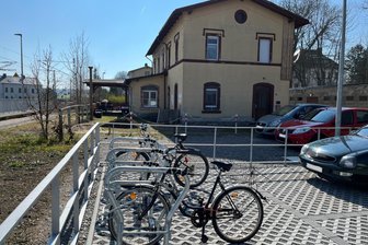 Kommentar zum Fahrradständer-Problem am Bahnhof Frankenstein: Einfach mal machen - Die Bahnsteige am Bahnhof Frankenstein sind verlegt worden. Sie befinden sich nicht mehr vor dem früheren Bahnhofsgebäude.