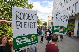 Kommentar zum Fall Robert A.: Abschiebungen sind richtig und wichtig, aber in diesem Fall ist sie sinnlos und falsch - Am Sonntagabend demonstrierten Freunde und Unterstützer von Robert A. vor dem Behördenzentrum am Wall. Dort war A. zwei Tage zuvor festgenommen worden.