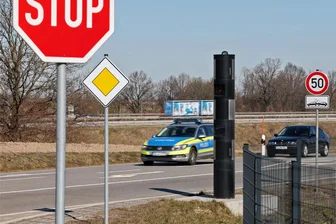 Kommentar zum Feuerwehrgerätehaus Reinholdshain: Bitteschön, wir helfen gern - Wegen des Unfallgeschehens wurde vor einigen Jahren an der S 288 in Höckendorf dieser Blitzer aufgestellt.