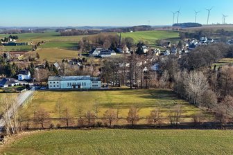 Kommentar zum Feuerwehrneubau Bernsdorf: Nicht auf die Uhr geschaut - Das neue Gerätehaus soll auf einer Teilfläche des Sportplatzes errichtet werden.