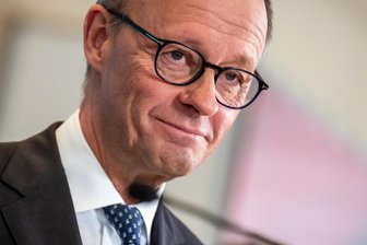 Kommentar zum Finanzpaket: Die Grünen retten Friedrich Merz - Erleichterung nach der Einigung von Union, SPD und Grünen auf ein milliardenschweres Finanzpaket: CDU-Chef Friedrich Merz rückt der Kanzlerschaft damit ein Stück näner.