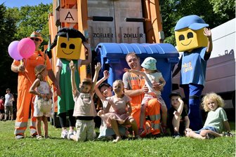 Kommentar zum Geburtenrückgang in Westsachsen: Regierung muss Familien den Rücken stärken - Noch ein Stückchen heile Welt: Das Kinder- und Familienfest „Zwikkifaxx“ am Schwanenteich in Zwickau.