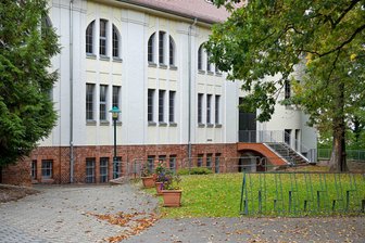 Kommentar zum geplanten Bau einer Zweifeldsporthalle in Crimmitschau: Die Stadt steckt im Haushaltsdilemma – Rotstift oder Zukunftsprojekt - Die Sporthalle im Haus der Vereine ist sanierungsbedürftig – daher wird nun der Ersatzneubau auf den Weg gebracht.