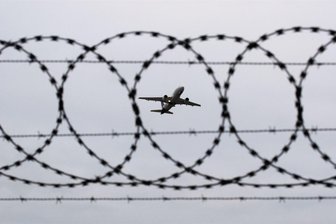 Kommentar zum Gesetzentwurf für schnellere Abschiebungen: Ein wichtiges Signal, aber offene Fragen - Ausländer, die Terrortaten verherrlichen, sollen künftig schneller abgeschoben werden können.