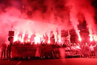 Kommentar zum Gewinneinbruch des VW-Konzerns: Flexibilität ist gefragt – nicht nur bei der Belegschaft - Protest am 7. März: VW-Werker in Zwickau sorgen sich um die Zukunft des Standorts.