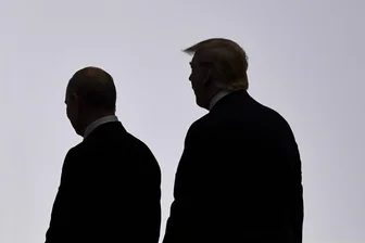 Kommentar zum Gipfeltreffen in Alaska: Worum es in der Ukraine geht - Die Präsidenten Russlands und der USA, Wladimir Putin (links) und Donald Trump  - hier bei einem Treffen 2019 in Japan - reden in Alaska über den Ukraine-Krieg.
