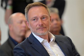 Kommentar zum Haushaltsstreit der Ampel-Koalition: Lindner zu Unrecht im Sturm der Kritik - Bundesfinanzminister Christian Lindner will mit den Koalitionspartnern von SPD und Grünen über den Haushalt nachverhandeln.