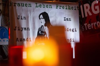 Kommentar zum Jahrestag der Proteste im Iran: Ein Land am Wendepunkt - Gedenken an den zweiten Jahrestag der Proteste im Iran: Eine Kerze brennt für Mahsa Amini, die im iranischen Polizeigewahrsam ums Leben kam. Das hatte landesweit zu Kundgebungen gegen das Kopftuchverbot geführt.