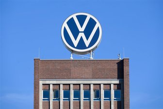 Kommentar zum Kahlschlag bei Volkswagen: Das verunsichert ganze Regionen - Das Markenhochhaus im Volkswagen Stammwerk. Der VW-Vorstand hat den Arbeitnehmern den Kampf angesagt.
