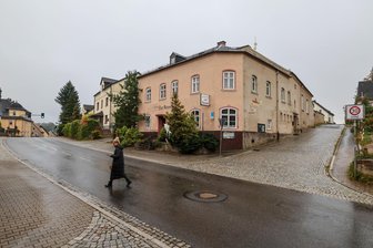 Kommentar zum Kauf des Gasthofs „Zur Krone“ in Heinrichsort durch den Faschingsverein: Respekt für diesen Mut - Der Gasthof „Zur Krone“ in Heinrichsort ist erst einmal vor dem Untergang gerettet.