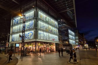 Kommentar zum Kaufhof-Deal: Ein Plan mit einigen Kröten - Seit dem Auszug von Galeria Kaufhof, stehen die obere Etagen des Glaskubus leer. Spätestens ab 2027 soll sich das ändern.