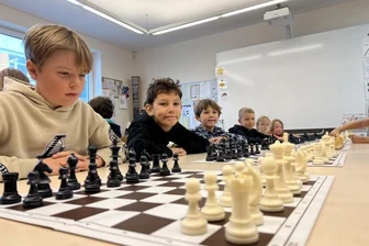 Kommentar zum Kinderschach: Wie Eltern ihre Kinder schon früh Konzentration, Strategie und Geduld erlernen lassen können - Erwartungsfrohe Spannung vor dem ersten Zug beim Kinderschachturnier in Eckersbach.
