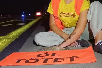 Kommentar zum Klimaprotest auf Flughäfen: Kleber schaden dem Klimaziel - Aktivisten der „Letzten Generation“ haben mit Klebeaktinen an Flughäfen für Störungen gesorgt.
