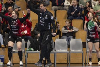 Kommentar zum knappen 29:30 des BSV Sachsen Zwickau: Eine Niederlage, die viel Mut macht - So wie hier hatte BSV-Trainer Norman Rentsch viel zu jubeln beim Heimspiel gegen Dortmund.