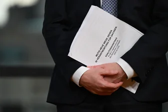 Kommentar zum Koalitionsvertrag für Sachsen: Was die neue Demut bedeutet - Mit diesem Koalitionsvertrag will CDU-Landeschef Michael Kretschmer wieder Ministerpräsident von Sachsen werden.
