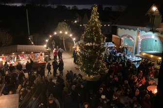 Kommentar zum Konflikt in Hartmannsdorf: Friedensrichter vor Ort zurate ziehen - Blick auf den Weihnachtsmarkt an der ehemaligen Försterei in Hartmannsdorf.