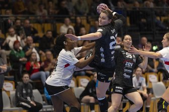 Kommentar zum Lizenzverfahren in der Handball-Bundesliga Frauen: Nicht professionell und ohne sportliche Fairness - Im direkten Duell mit Bayer 04 Leverkusen behielten Arwen Gorb (am Ball) und die Handballerinnen des BSV Sachsen Zwickau Ende Januar knapp die Oberhand.