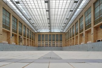 Kommentar zum Mangel an Mitarbeitern in den städtischen Bädern: Chemnitzer Trockenschwimmer - Blick in die 50-Meter-Halle des Stadtbades. Weil dem Rathaus Mitarbeiter für die Bäder fehlen, sollen auch dort die Öffnungszeiten eingeschränkt werden.