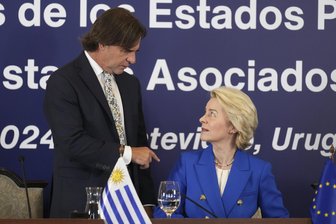 Kommentar zum Mercosur-Deal: Richtiges Zeichen - In Uruguays Hauptstadt Montevideo empfängt Präsident Luis Lacalle Pou (links) EU-Kommissionsprädientin Ursula von der Leyen während des Mercosur-Gipfels.
