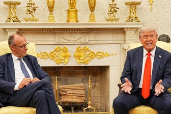 Kommentar zum Merz-Besuch bei Trump: Wie der Kanzler zur Randfigur wurde - Bundeskanzler Friedrich Merz (links) kam beim Treffen mit US-Präsident Donald Trump im Oval Office kaum zu Wort .