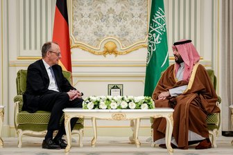 Kommentar zum Merz-Besuch in den Golfstaaten: Geschäft geht vor Moral - Bundeskanzler Friedrich Merz (links) spricht mit dem saudischen Kronprinzen Mohammed bin Salman im Yamama-Palast in Riad.