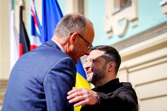 Kommentar zum Merz-Besuch in der Ukraine: ein wichtiges Zeichen - Bundeskanzler Friedrich Merz (links) wird vom ukrainischen Präsideenten Wolodymyr Seelenskyj in Kiew empfangen.