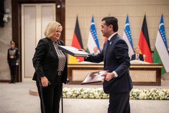 Kommentar zum Migrationsabkommen mit Usbeskistan: Auch kleine Bausteine helfen - Bundesinnenministerin Nancy Faeser und ihr usbekischer Amtskollegen Bakhtier Saidov.tauschen in Samarkand die Urkunden zum Migrationsabkommen aus.