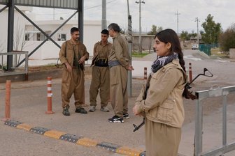 Kommentar zum Militäreinsatz von Kurden im Iran: Eine schlechte Idee - Mitglieder der Demokratischen Partei Iranisch-Kurdistans (PDKI) stehen an einem Kontrollpunkt, der zu ihrem Stützpunkt im Stadtteil Koya in Erbil führt. Medienberichten zufolge will die die CIA Kurden für den Kampf gegen das iranische Mullah-Regime aufrüsten.