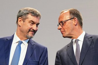 Kommentar zum neuen Koalitionsvertrag: Mit ein bisschen Glück sorgt Markus Söder für möglichst wenig Chaos - Markus Söder (links im Bild) und Friedrich Merz bei der Pressekonferenz der Parteivorsitzenden von Union und SPD zur Vorstellung des Koalitionsvertrages im Paul-Löbe-Haus.
